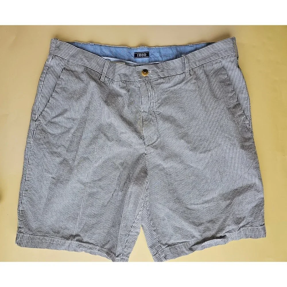 IZOD blue and white seer sucker shorts size 40